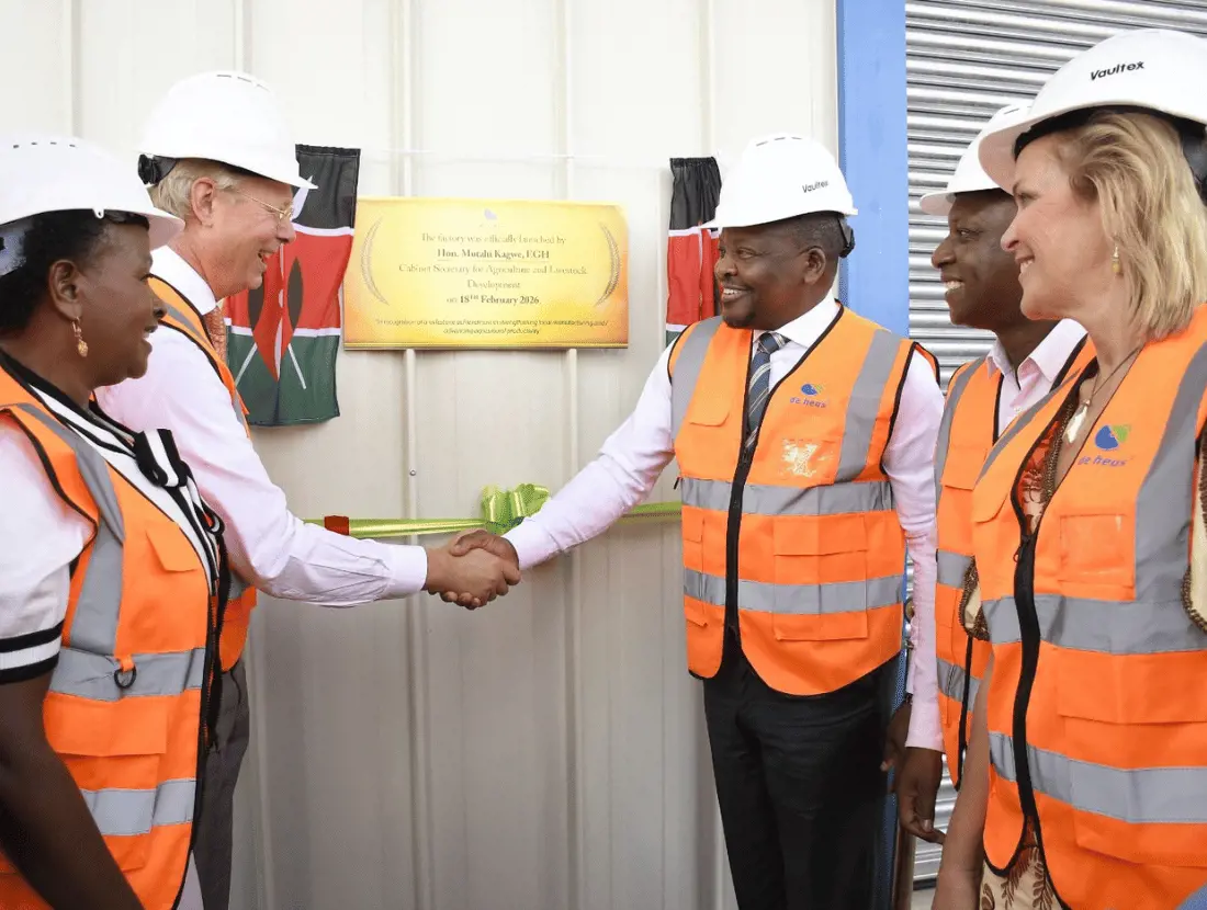 Co De Heus (předseda představenstva společnosti De Heus), Mutahi Kagwe (ministr), Jonathan Mueke (hlavní tajemník) a Rolinda De Heus